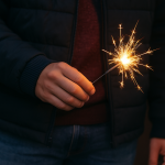 Los bomberos de Cenca recomiendan no usar pirotecnia en la temporada navideña y de fin de año. Foto creada con IA