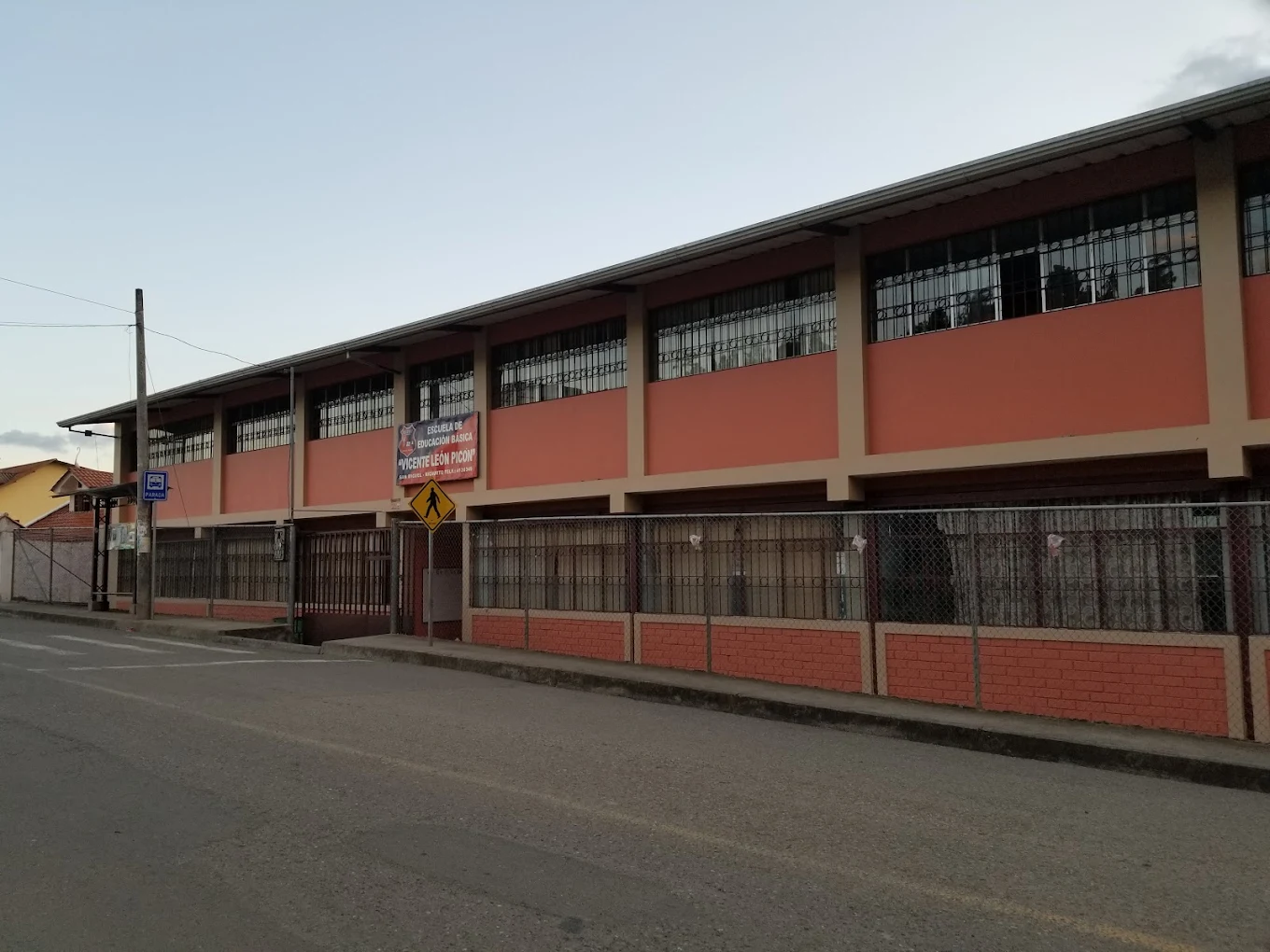 Delincuentes robaron unidad educativa Vicente León Picón, en Cuenca. Se llevaron un computadora y dinero.