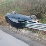 Un vehículo Aveo terminó incrustándose en la vía Cuenca-Molleturo-El Empalme. Foto: Bomberos Cuenca