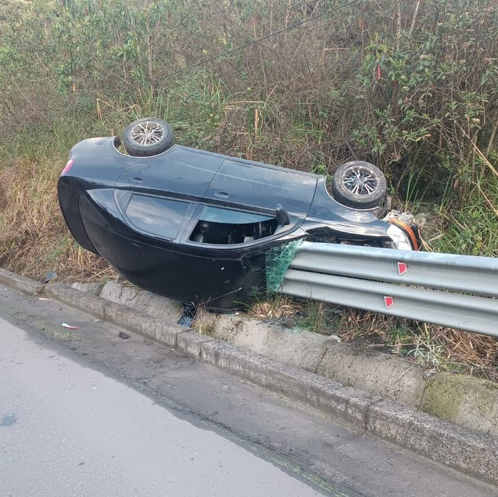 Un vehículo Aveo terminó incrustándose en la vía Cuenca-Molleturo-El Empalme. Foto: Bomberos Cuenca