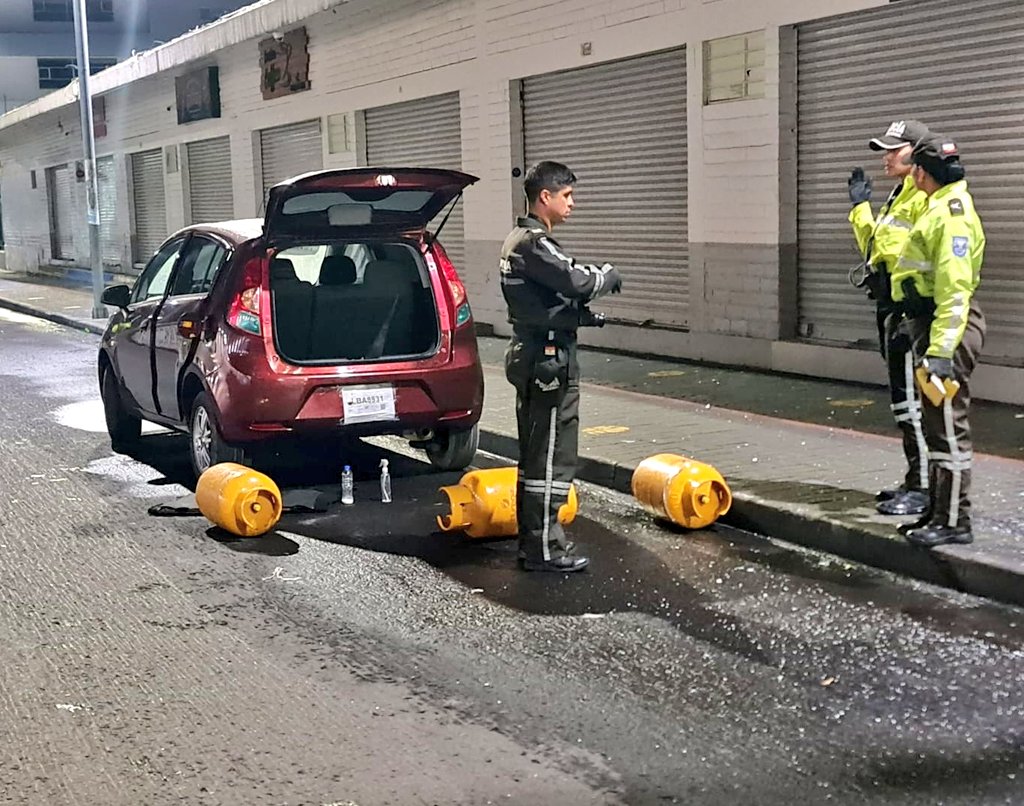 La Policía Nacional llegó hasta el norte de Quito para hacer la detonación controlada de tres cilindros. Foto: Policía Nacional