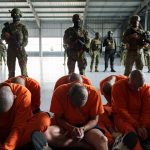 El presidente Daniel Noboa compartió una fotografía de los presos trasladados hasta la nueva cárcel.