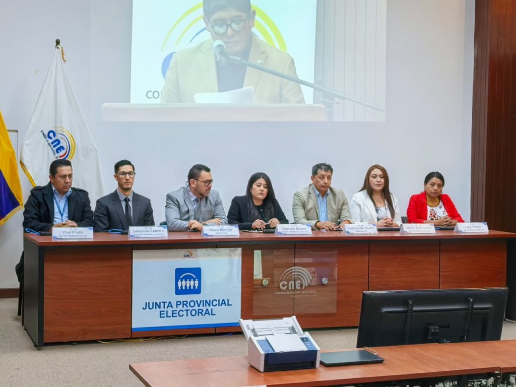 En Azuay se inauguró el sufragio por el Referéndum y Consulta Popular de las personas privadas de libertad. /Cortesía