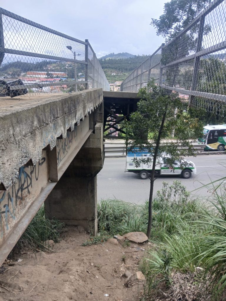 Se cierra la autopista Cuenca - Azogues en el sector de Nulti por intervención en el puente peatonal.