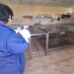 Personal de Acess durante la intervención en el centro de adicciones de Azogues. /Fotos de Acess