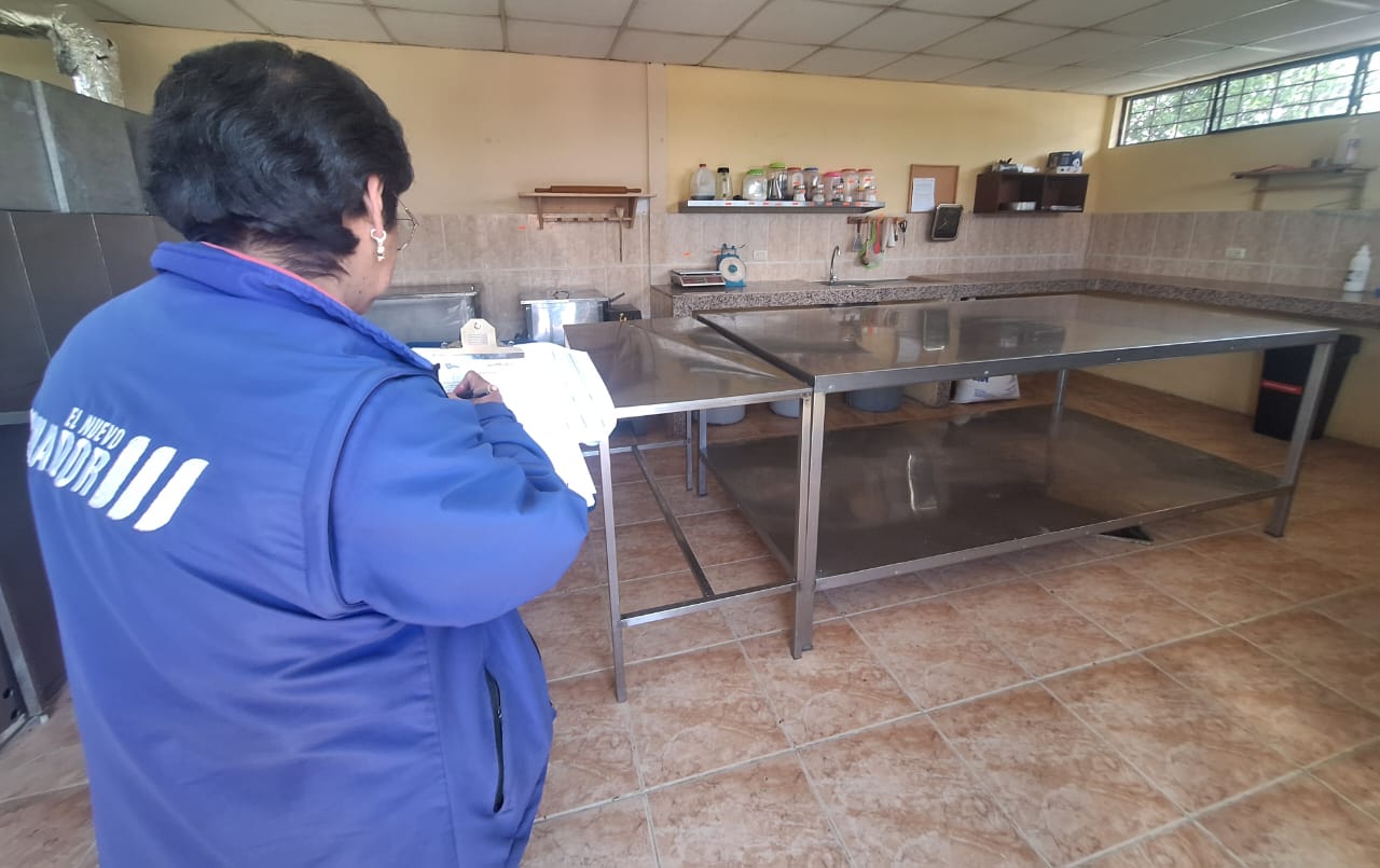 Personal de Acess durante la intervención en el centro de adicciones de Azogues. /Fotos de Acess