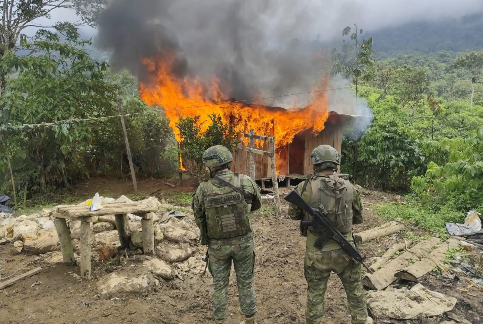 Personal militar localizó y destruyó un presunto campamento usado para minería ilegal en el cantón Pucará. /Foto de las Fuerzas Armadas