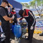 Personal de la Guardia Municipal procedió con el proceso de destrucción del licor decomisado en el espacio público en Cuenca. /FMV