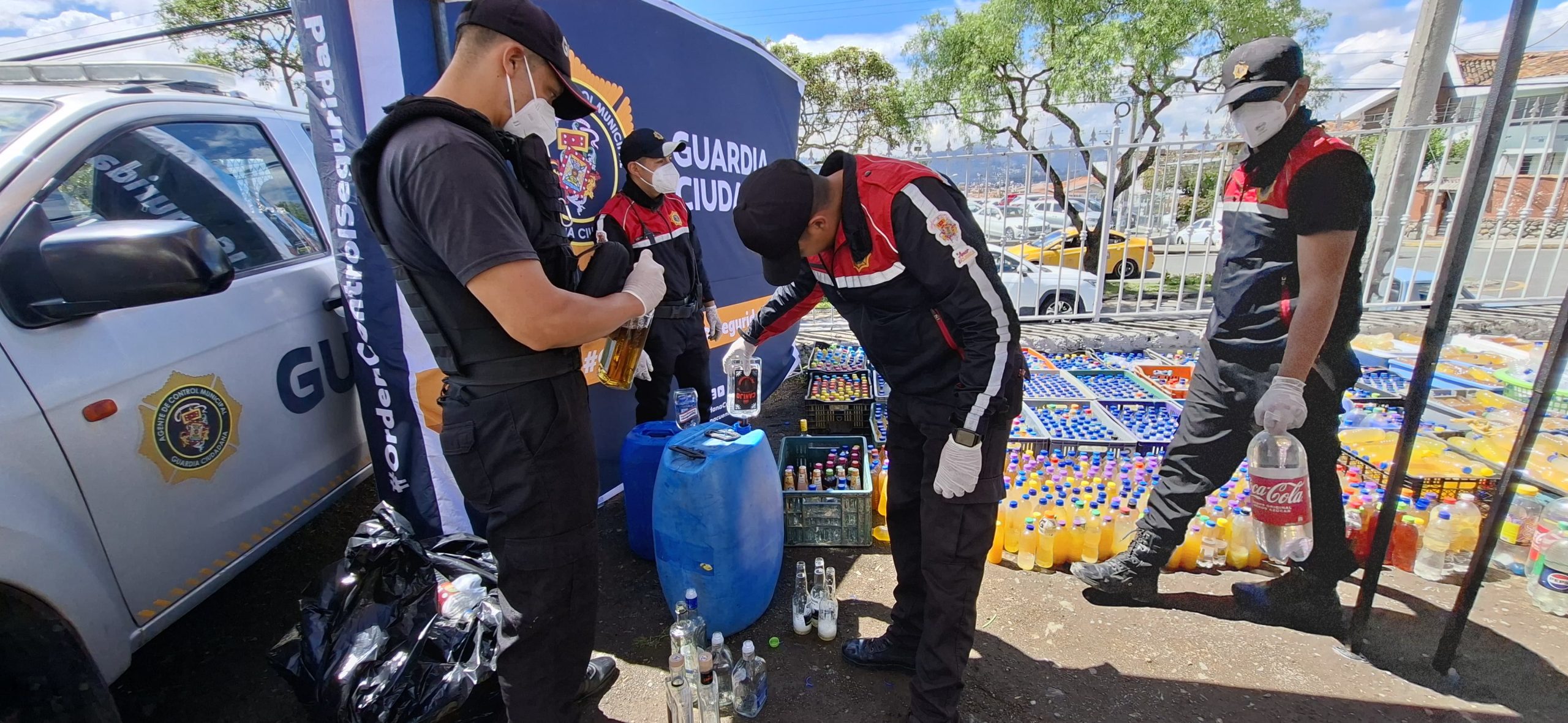 Personal de la Guardia Municipal procedió con el proceso de destrucción del licor decomisado en el espacio público en Cuenca. /FMV
