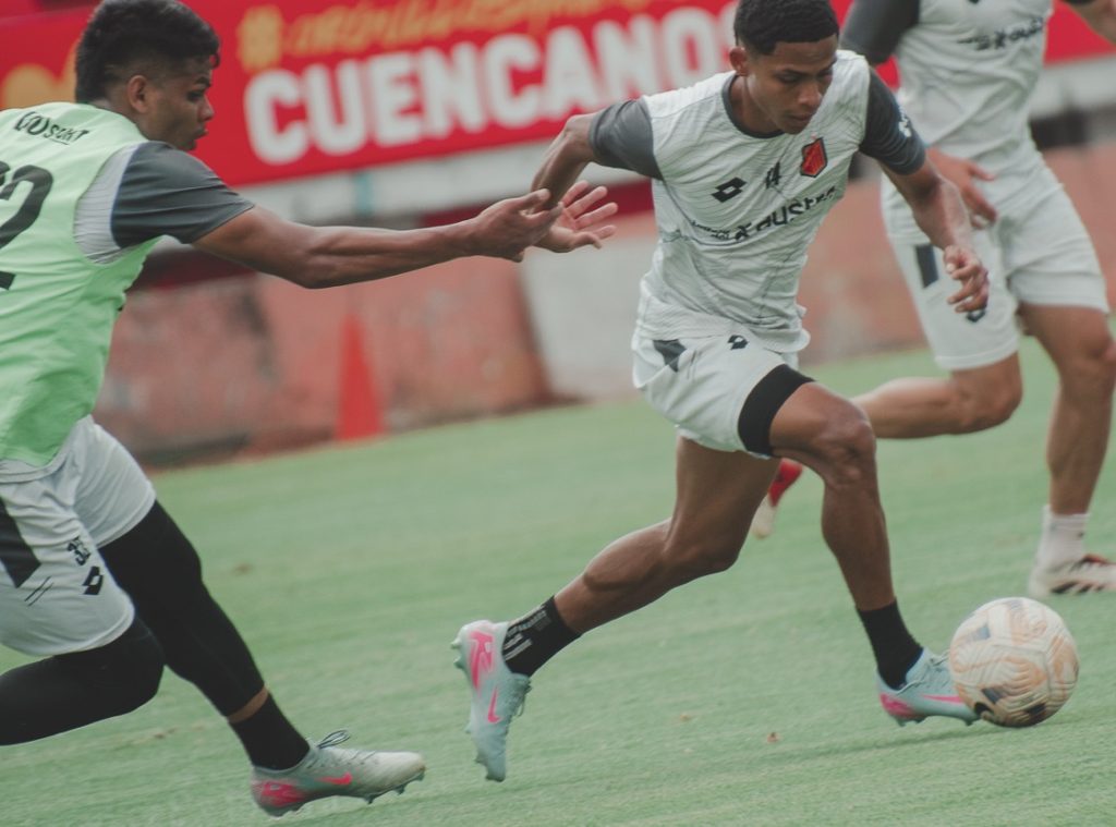 Jugadores de Deportivo Cuenca en uno de sus entrenamientos en el estadio Alejandro Serrano Aguilar. Cortesía Marcelo Solorzano