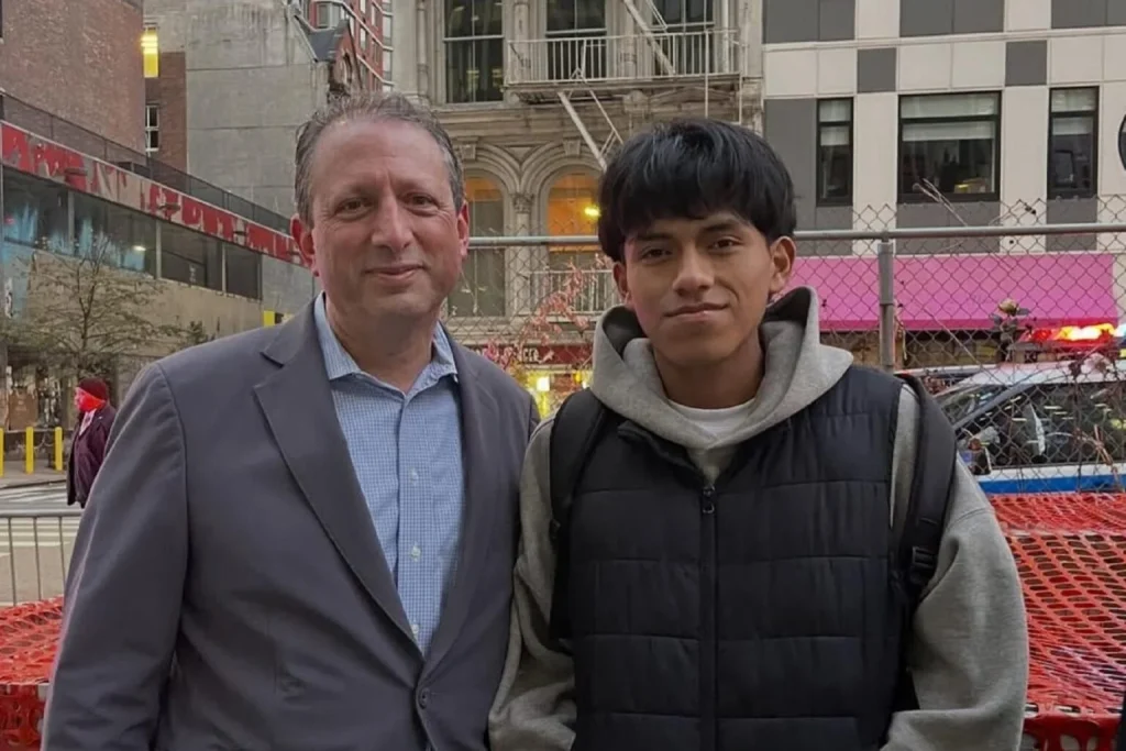 Jueza ordena liberar a adolescente estudiante ecuatoriano detenido por migración en EE.UU. Se trata de Joel Camas.