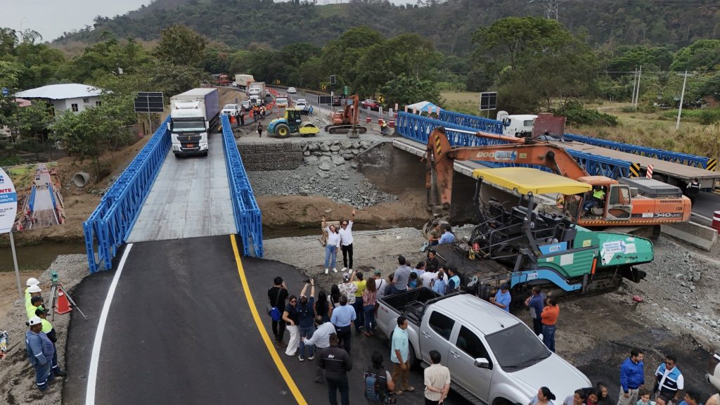 La Prefectura del Guayas concluyó la colocación del segundo puente Bailey sobre el río Churute. Se rehabilita la vía Puerto Inca – Naranjal.