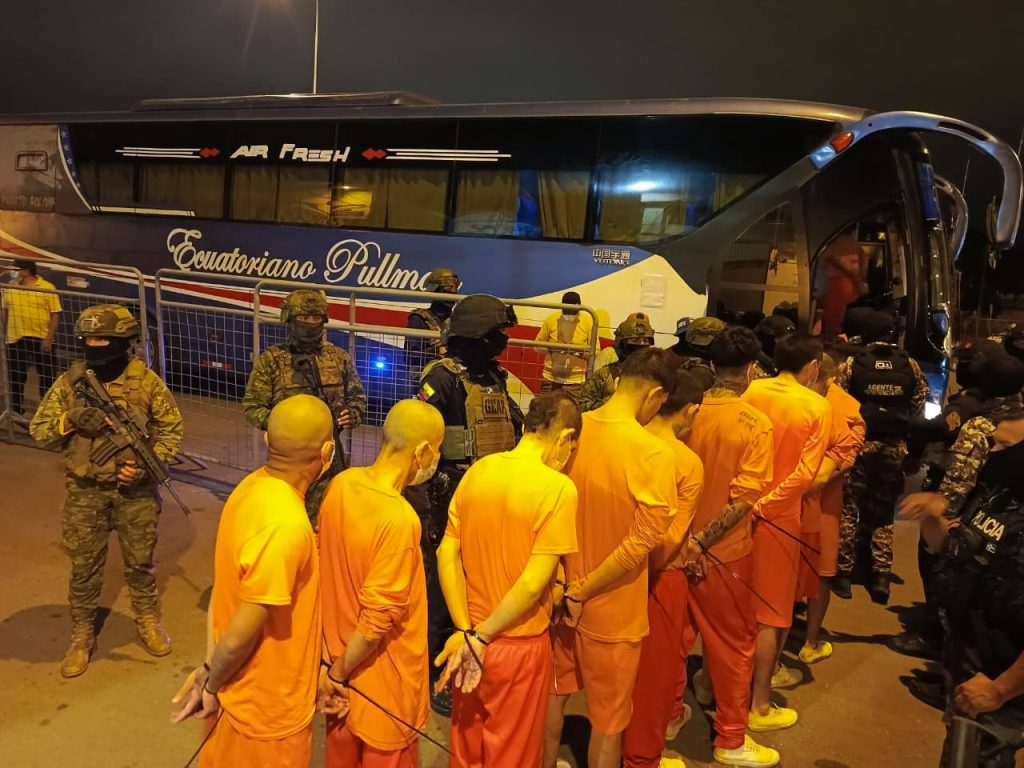 200 detenidos de cárcel de Machala fueron trasladados a la cárcel de Guayaquil. Miembros de las FF.AA., ejecutaron un operativo especial.