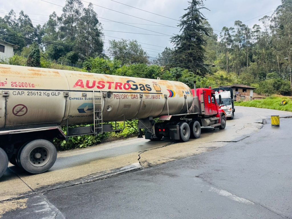 Precaución en la vía Biblián-Zhud por un hundimiento en San Camilo.