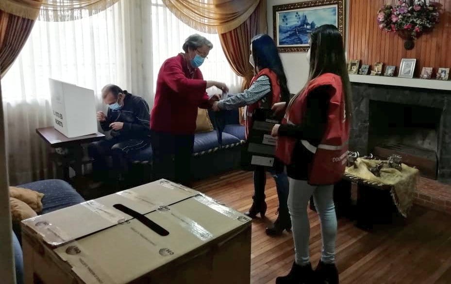 39 personas votarán en sus casas en Azuay en el Referéndum y Consulta Popular 2025.