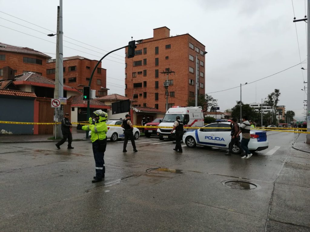 La intersección de la avenida Ordóñez Lasso y Los Cerezos se encuentra cerrada. Foto: El Mercurio