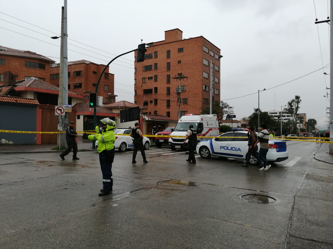 La intersección de la avenida Ordóñez Lasso y Los Cerezos se encuentra cerrada. Foto: El Mercurio