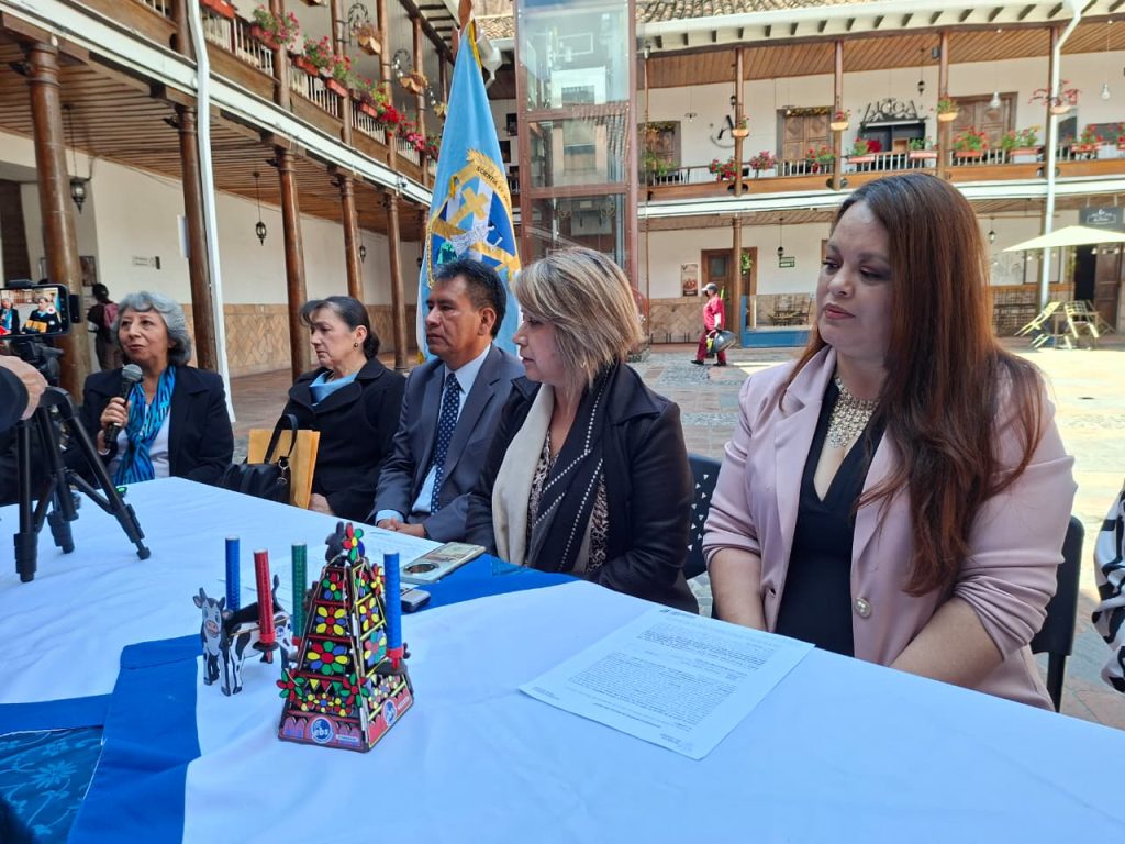 La mañana de este 6 de noviembre de 2025, exalumnas del Garaicoa presentaron la agenda de actividades. Foto: El Mercurio