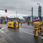 Una furgoneta escolar se volcó en la Sebastián Benalcázar. Foto: El Mercurio