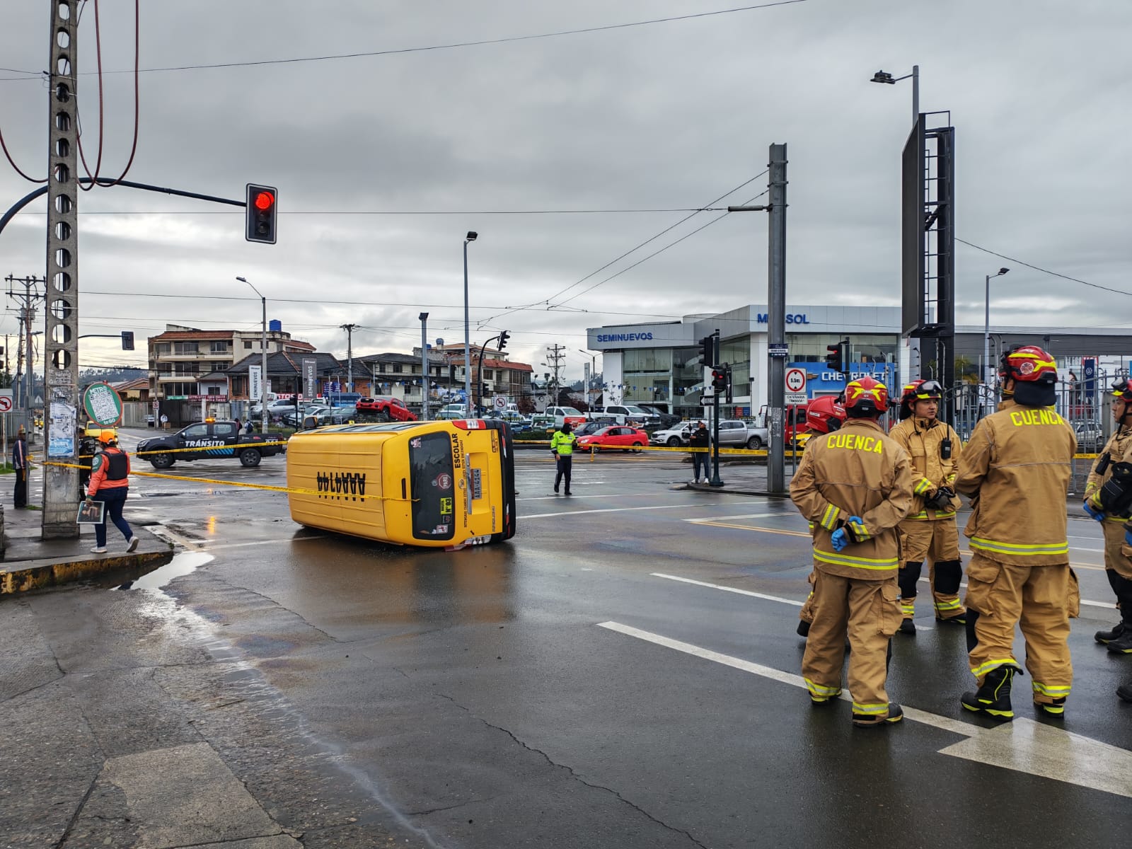Una furgoneta escolar se volcó en la Sebastián Benalcázar. Foto: El Mercurio