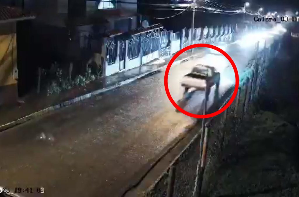 Captura del video en el que se observa el atropello en Guapán, Azogues. /Cortesía