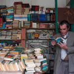 Mauricio Ponce, librero con más de 30 años de experiencia, en Biblos Mauricio ubicada en las calles Presidente Córdova y Luis Cordero.