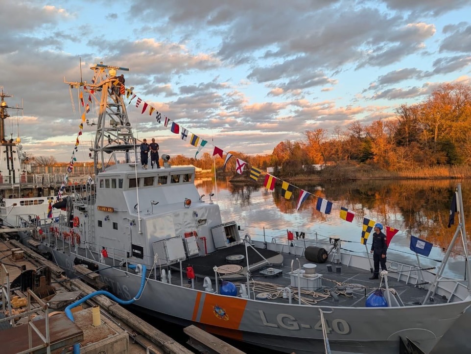 Guardia Costera de los EE.UU entregó un buque a la Armada de Ecuador.