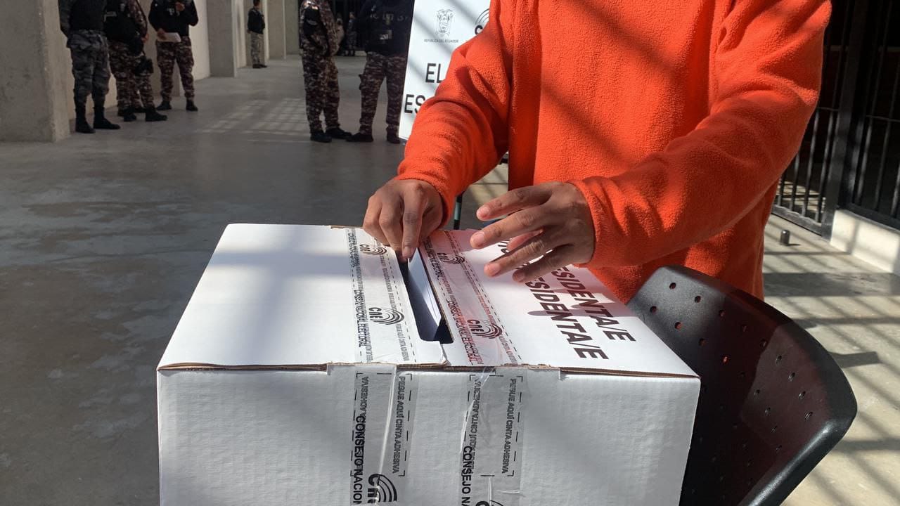 El voto en la cárcel de Machala se suspendió.
