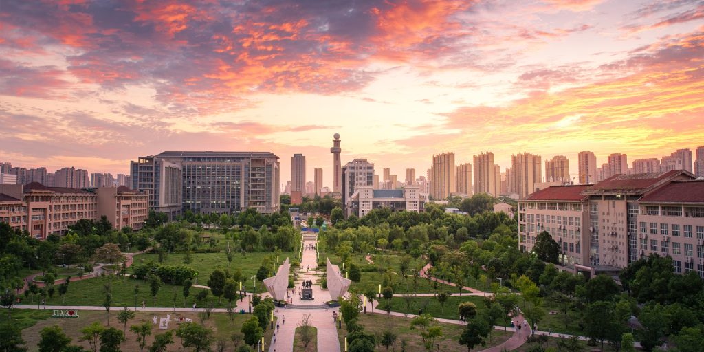 Bachilleres y profesionales de Ecuador puede aplicar a becas para estudiar en universidad de China.