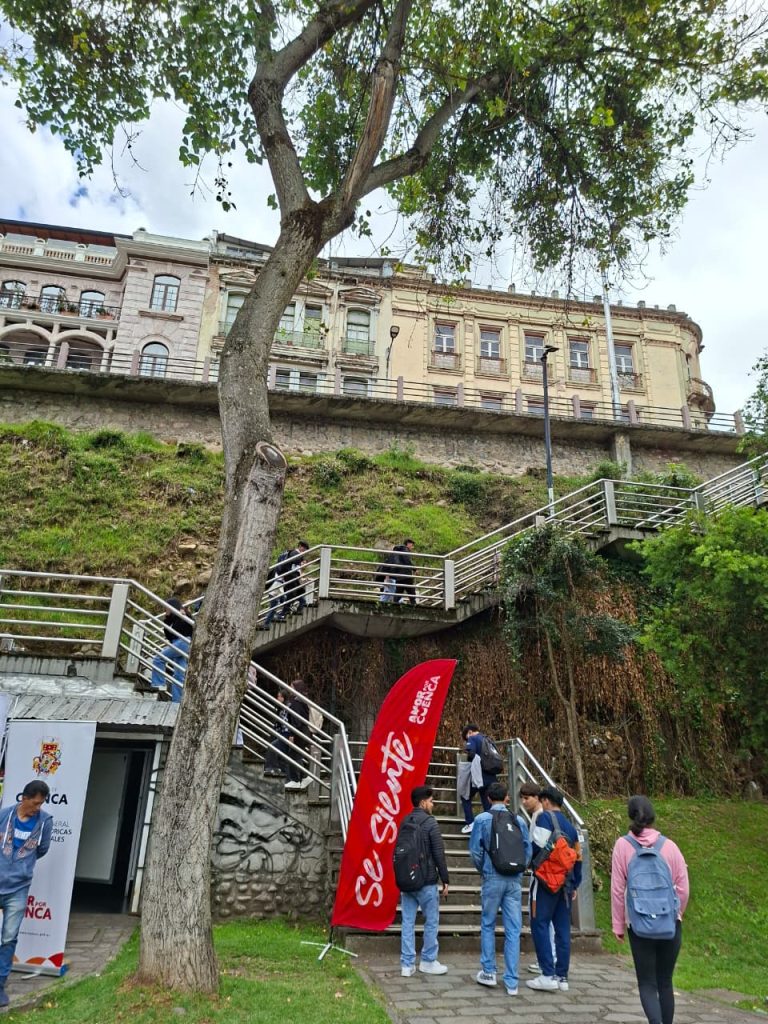 La madera de la escalinata César Dávila Andrade será reemplazada por piedra. Foto: El Mercurio