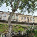 La madera de la escalinata César Dávila Andrade será reemplazada por piedra. Foto: El Mercurio