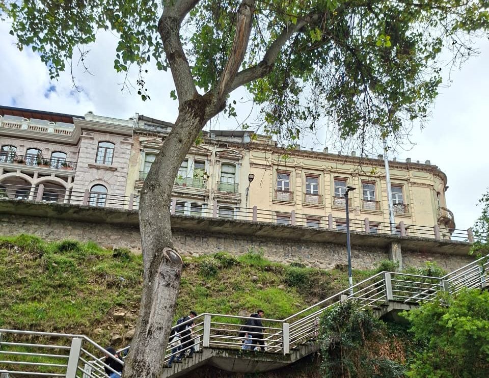 La madera de la escalinata César Dávila Andrade será reemplazada por piedra. Foto: El Mercurio