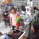 Dos sujetos roban un celular en local en pleno Centro Histórico de Cuenca. El equipo fue recuperado.