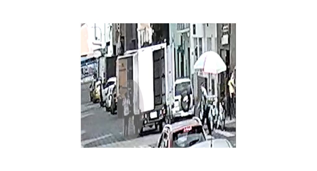 Ladrón roba un iPhone en segundos en pleno centro de Cuenca.