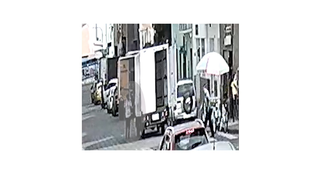 Ladrón roba un iPhone en segundos en pleno centro de Cuenca.