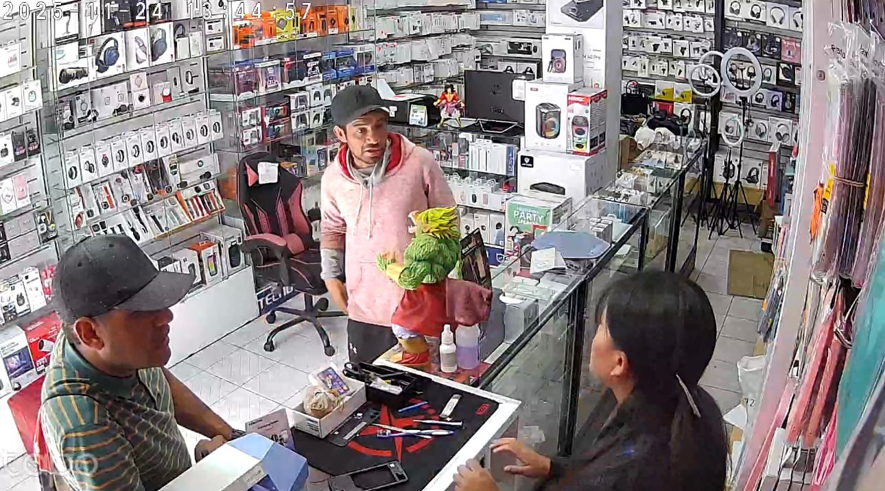 Dos sujetos roban un celular en local en pleno Centro Histórico de Cuenca. El equipo fue recuperado.