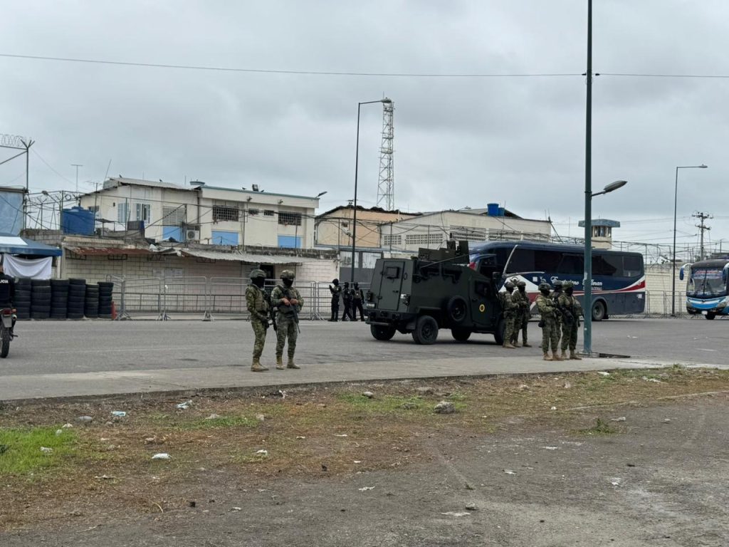 85 presos de la cárcel de Machala fueron trasladados a la cárcel de Turi, en Cuenca. Foto: Fabricio Lapo.