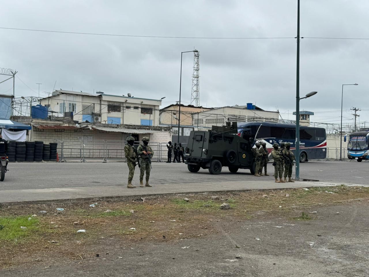 85 presos de la cárcel de Machala fueron trasladados a la cárcel de Turi, en Cuenca. Foto: Fabricio Lapo.