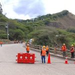 Un grupo de trabajadores que dan mantenimiento a la vía Cuenca – Girón – Pasaje, exigen el pago de sus salarios. /Cortesía