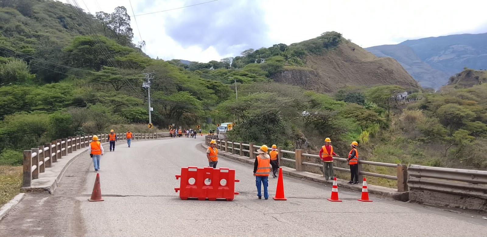 Un grupo de trabajadores que dan mantenimiento a la vía Cuenca – Girón – Pasaje, exigen el pago de sus salarios. /Cortesía