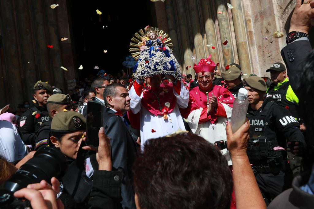 La imagen del Niño Viajero salió de la Catedral Nueva tras la eucaristía. Foto: El Mercurio