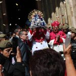La imagen del Niño Viajero salió de la Catedral Nueva tras la eucaristía. Foto: El Mercurio