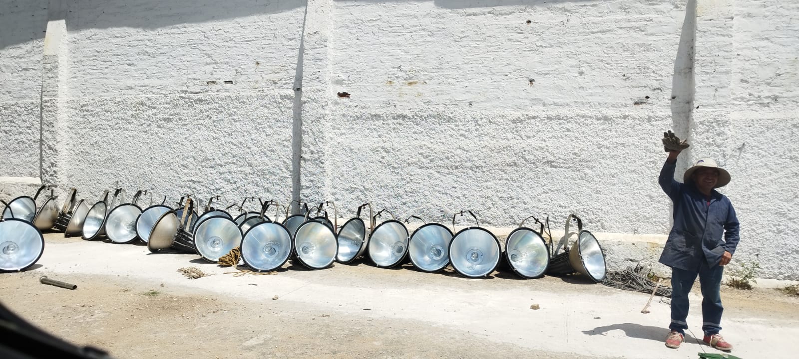 Lamparas retiradas del estadio Alejandro Serrano Aguilar.