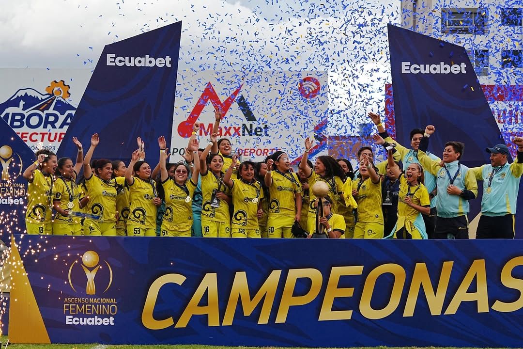 Las jugadoras de Carneras UPS celebran el título del Ascenso Nacional tras vencer a Búhos ULVR en la final disputada en Riobamba. /Cortesía