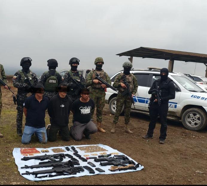 FF.AA ejecutaron un nuevo operativo contra la minería ilegal en Ponce Enríquez. Incautaron armas y detuvieron a tres personas.