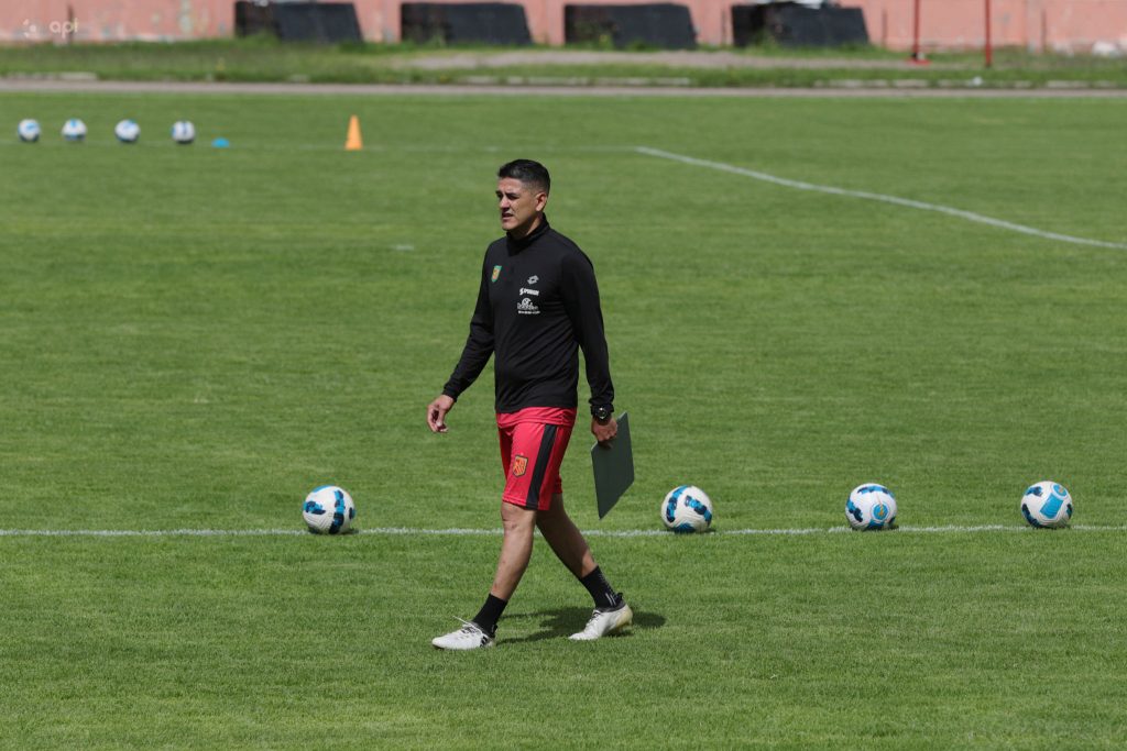 Norberto Araujo asumió la dirección técnica de Deportivo Cuenca en septiembre de 2024. Foto: API