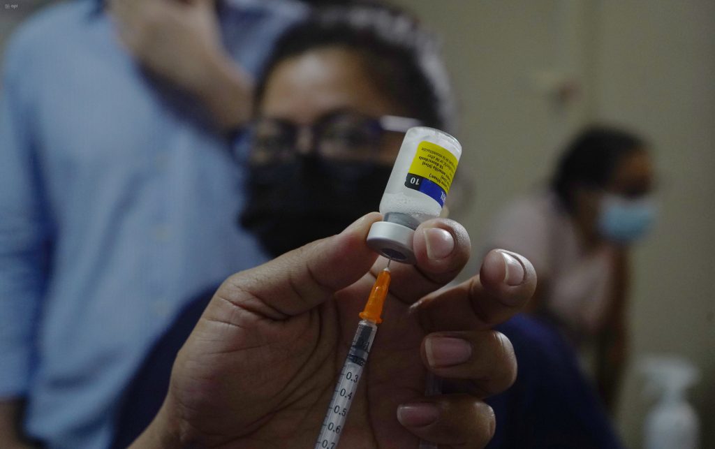 El INSPI recomienda a los grupos prioritarios a vacunarse en Ecuador contra la influenza. Foto: API