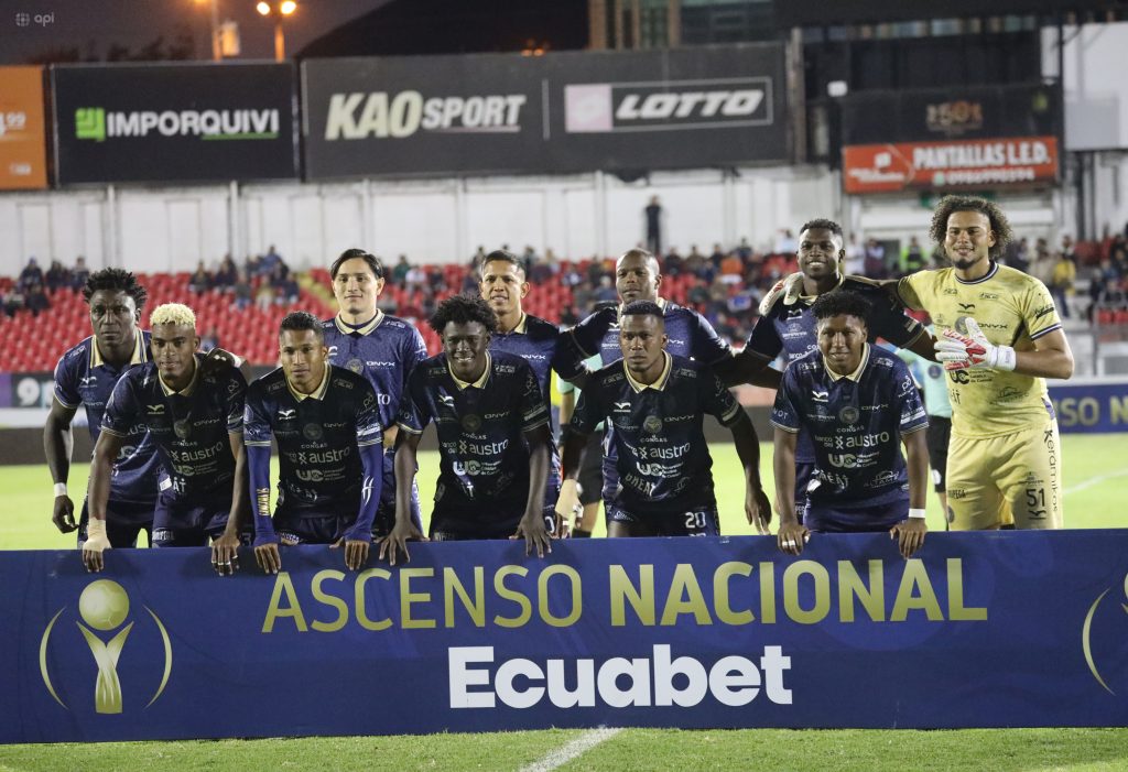 En el estadio Alejandro Serrano Aguilar el conjunto de Cuenca Jrs recibió al equipo de Mineros por la semifinal del ascenso a la serie B del futbol ecuatoriano. Foto: API