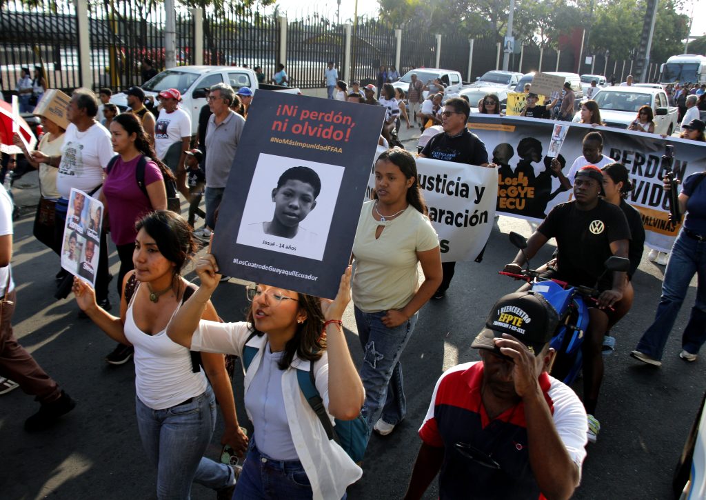 En memoria de los 4 niños de Las Malvinas, quienes fueron desaparecidos y luego asesinados; familiares y organizaciones de Derechos Humanos realizan, caminata, ceremonia y vigilia, al conmemorarse un año de su desaparición. /API
