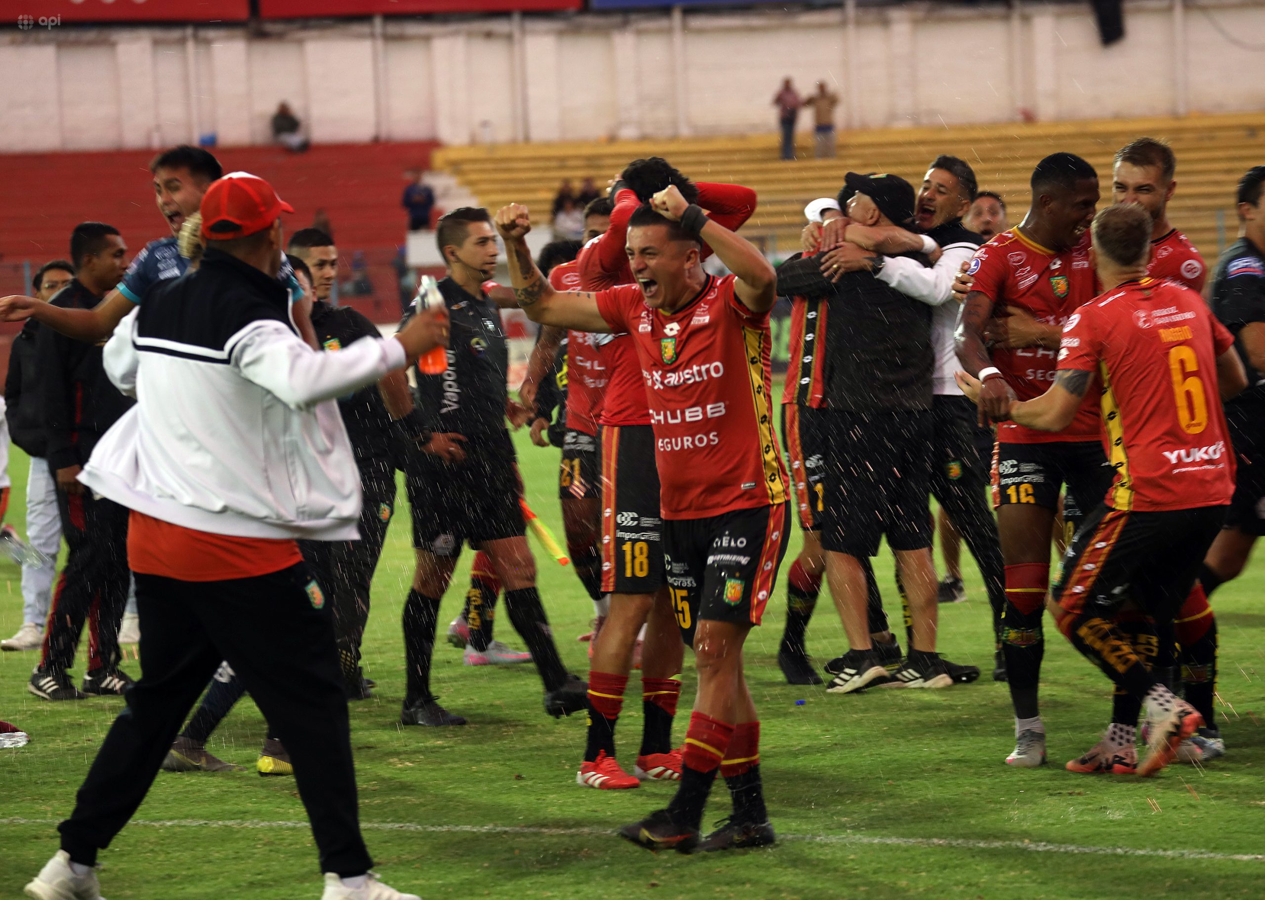 Deportivo Cuenca celebró su clasificación a la Copa Sudamericana 2026 la noche del 20 de diciembre. Foto: API